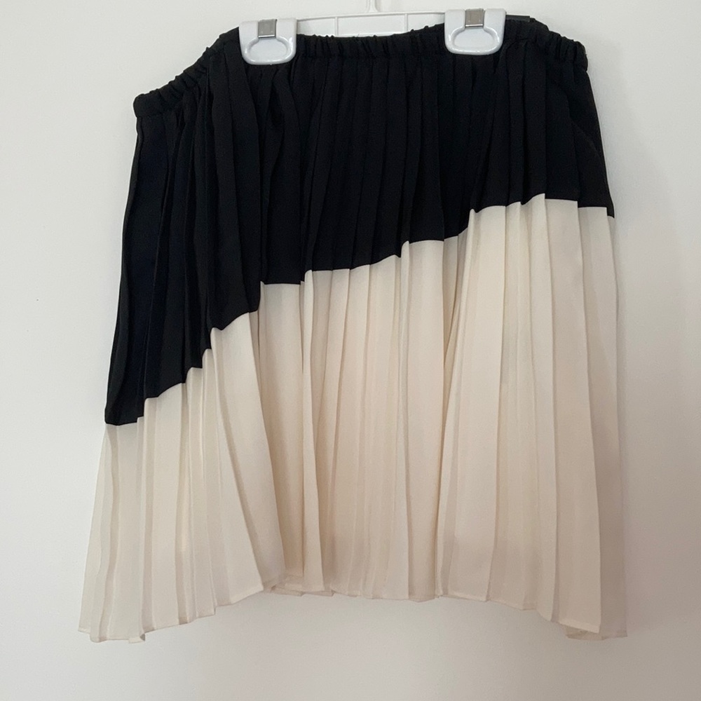 Banana Republic Pleated Skirt - Size Small